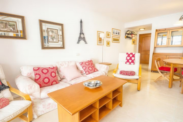 Sala amplia con sillones