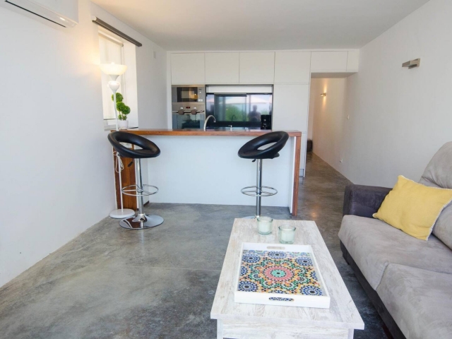 Sala amplia y barra al lado