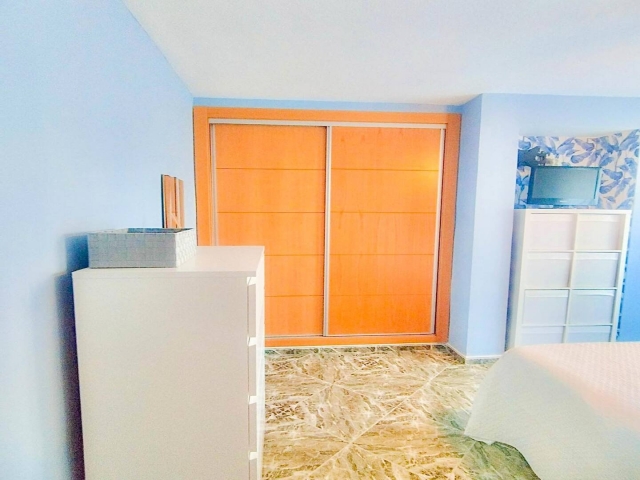 Dormitorio amplio en azul