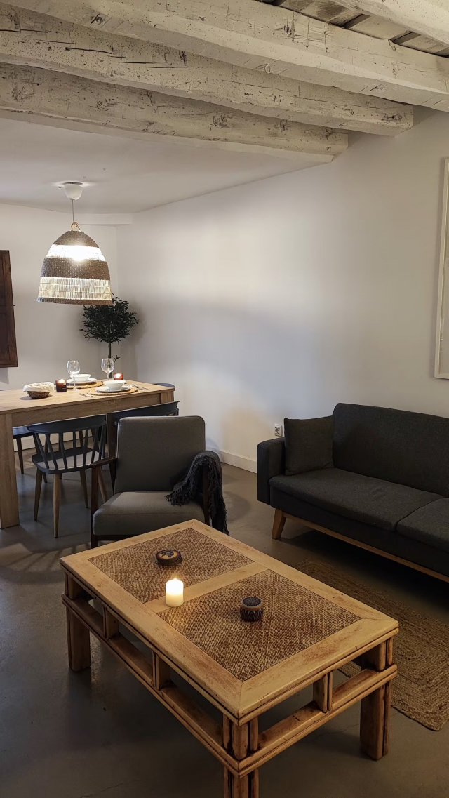 Sala amplia con mesa 