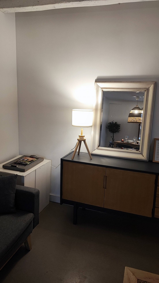 Sala de estar con espejo