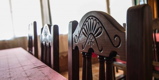 Sala amplia con mesa