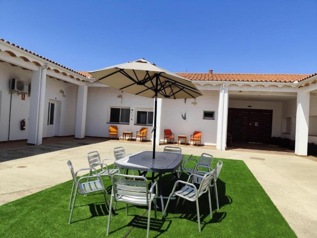 Amplio patio con la mesa