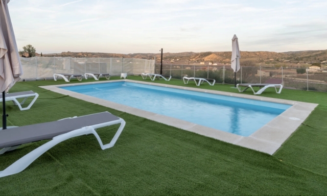 Amplia piscina con jardines