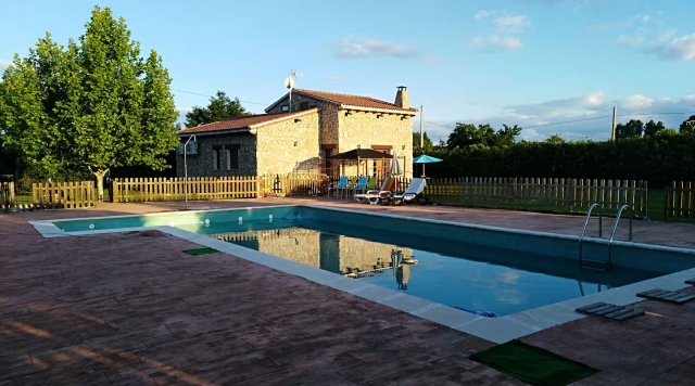 Amplio exterior con piscina