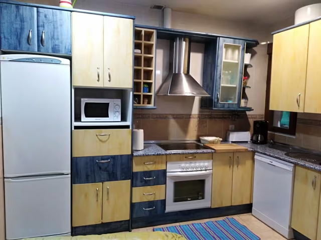 Cocina amplia con encimera