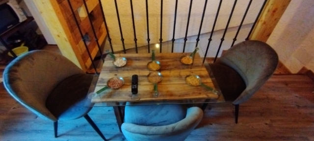 Salon con mesa y sillas