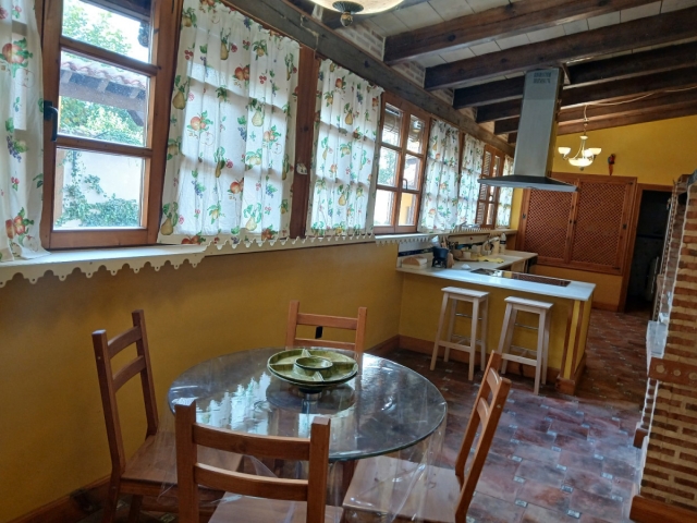 Cocina americana con mesa