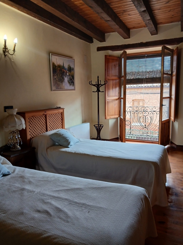 Dormitorio doble con balcon 