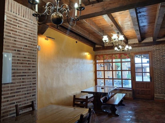 Sala de estar con mesas