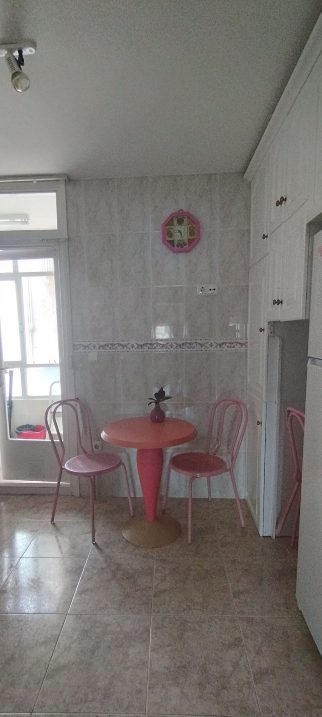 Cocina y mesa redonda