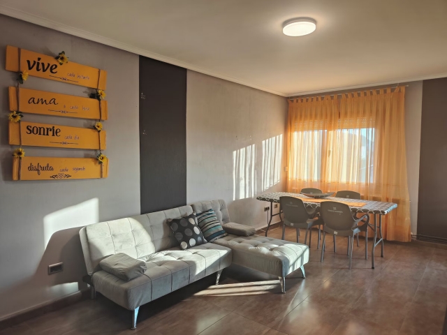 Sala amplia con mesa