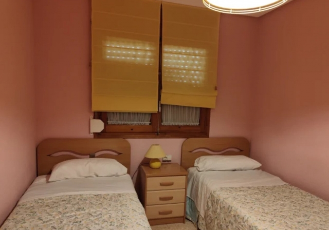 Dormitorio doble con mesilla