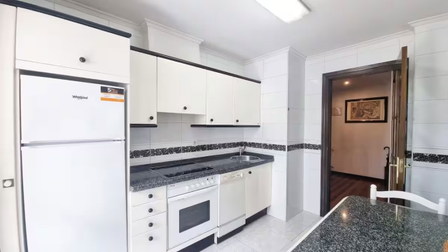 Cocina amplia con mesa
