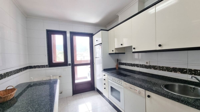 Cocina amplia con salida