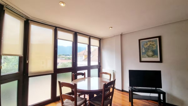 Sala con un comedor