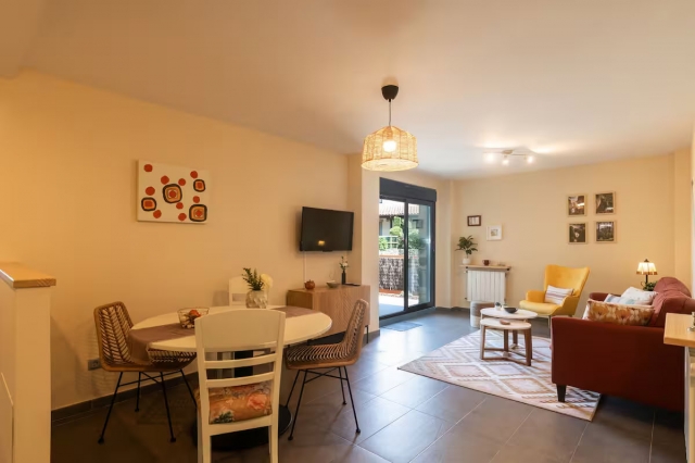 Sala amplia con mesa 