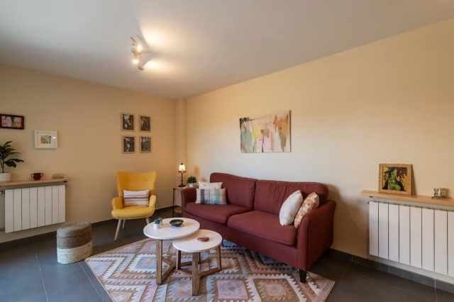 Sala amplia y sillones