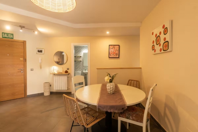 Sala de estar con mesa