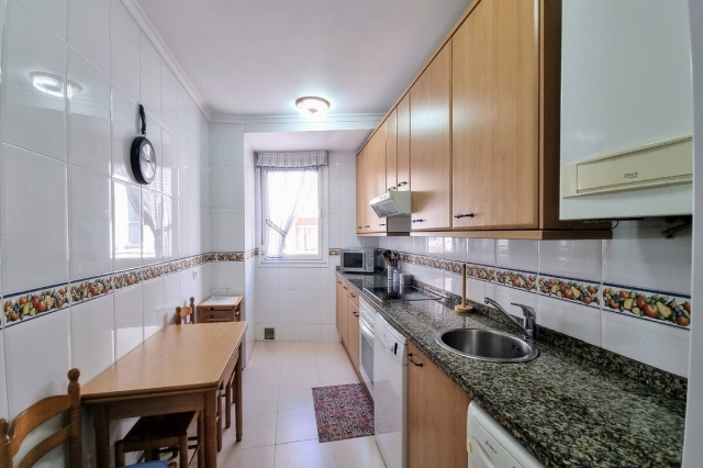 Cocina alargada con mesa