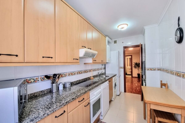 Cocina alargada con mesa