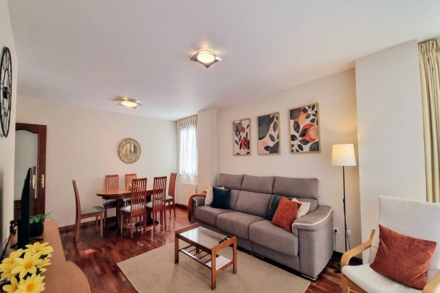 Sala amplia con mesa 