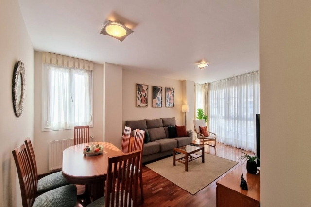Sala de estar con mesa