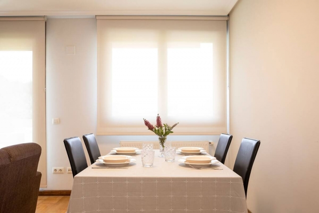 Sala de estar con su mesa