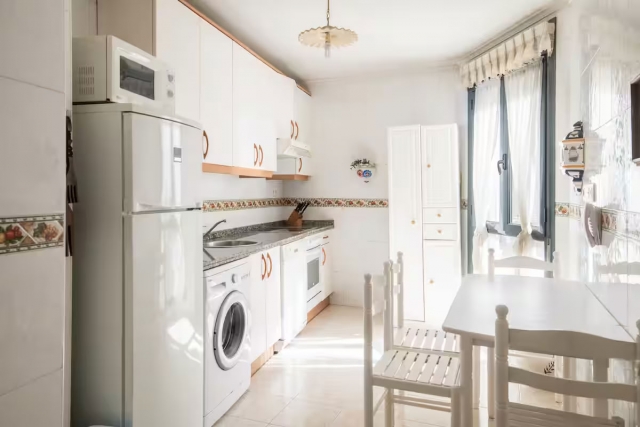 Cocina blanca con mesa