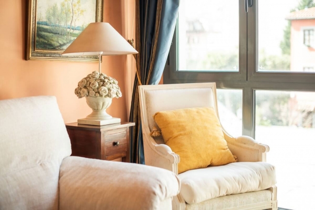 Sala amplia con sillones 