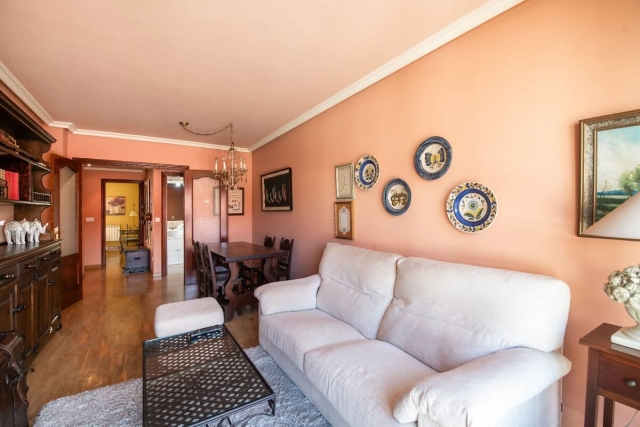 Sala amplia con su mesa 