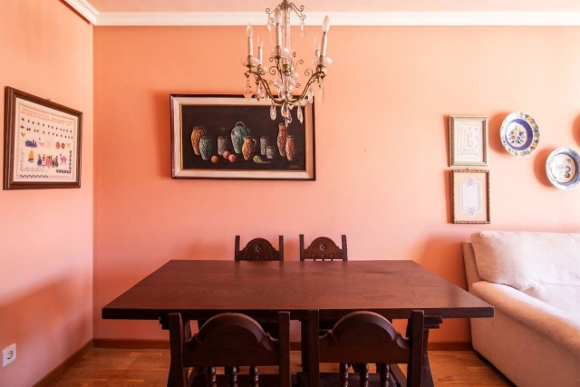 Sala de estar con mesa