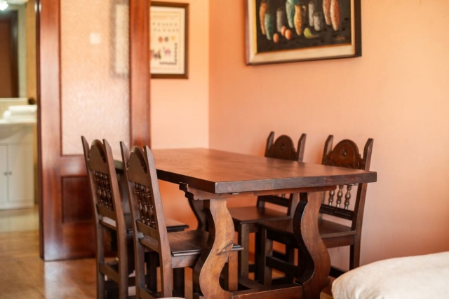 Sala de estar con mesa 