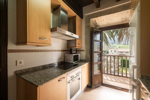 Cocina amplia con acceso