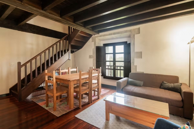 Sala amplia con mesa