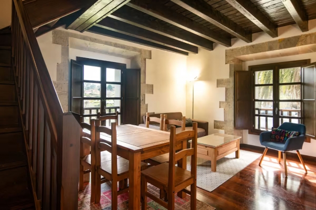 Sala amplia y escaleras