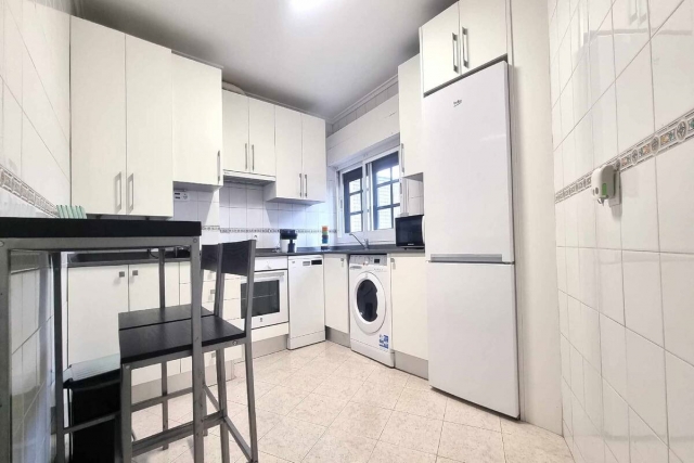 Cocina con amplia mesa