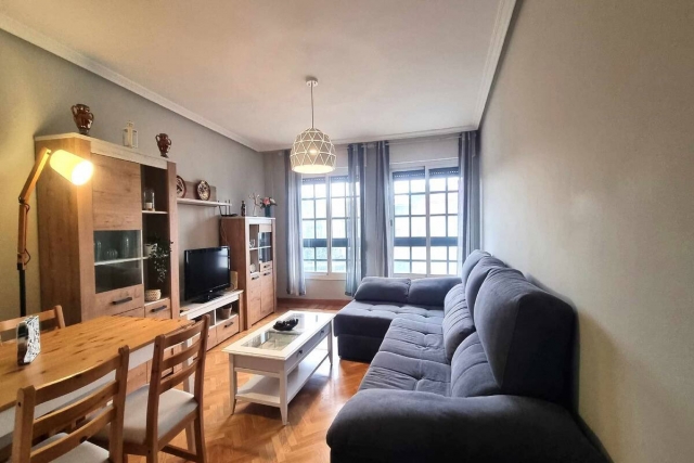 Sala amplia con mesa