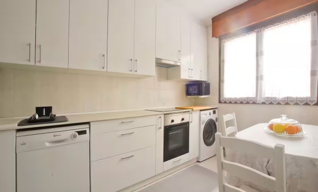 Cocina blanca con mesa