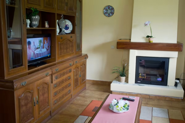 Sala amplia con chimenea