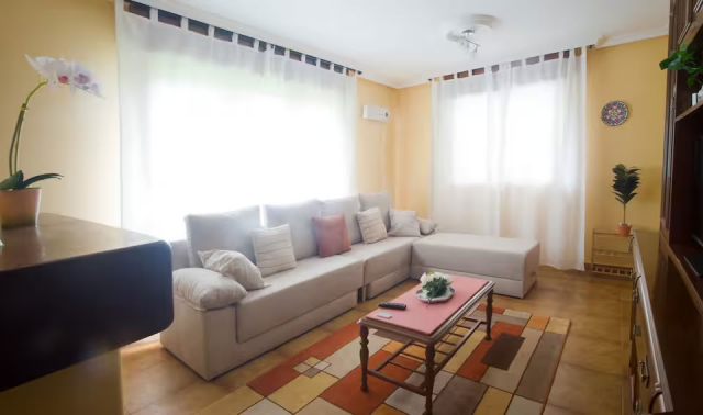 Sala amplia con sofa y tele 