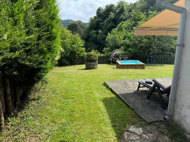 Amplios jardines y piscina