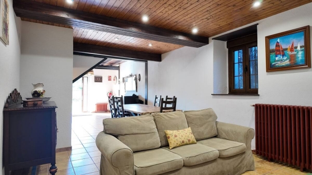 Sala de estar con mesa