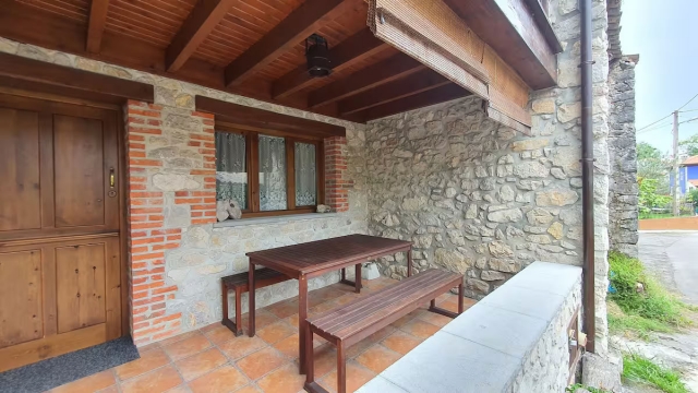 Amplio porche a la entrada 