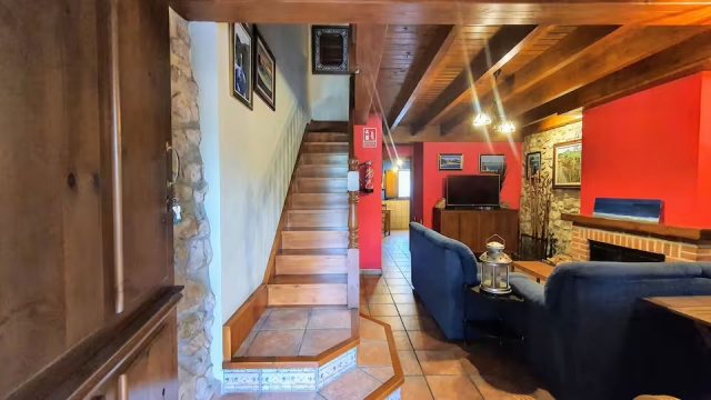 Sala amplia con chimenea