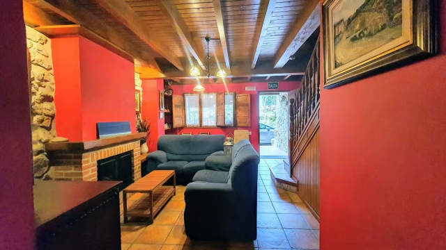 Sala amplia con sillones