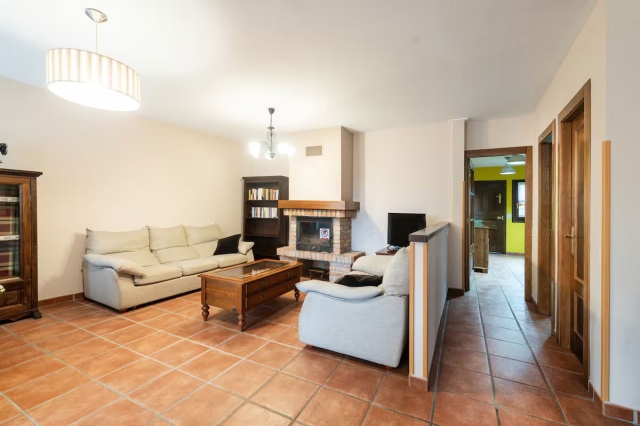 Sala amplia con chimenea