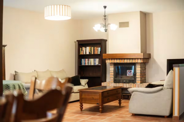Sala amplia con chimenea