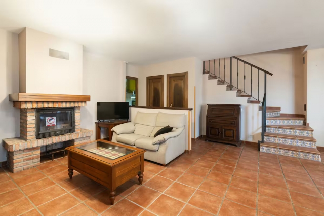 Sala amplia con escaleras