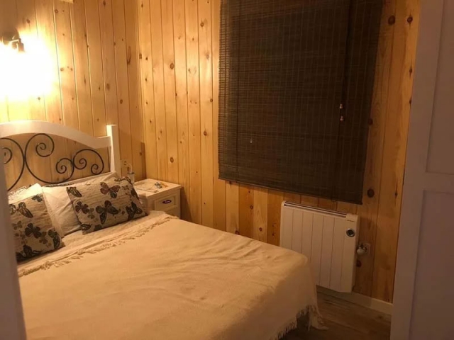 Dormitorio amplio y cama 